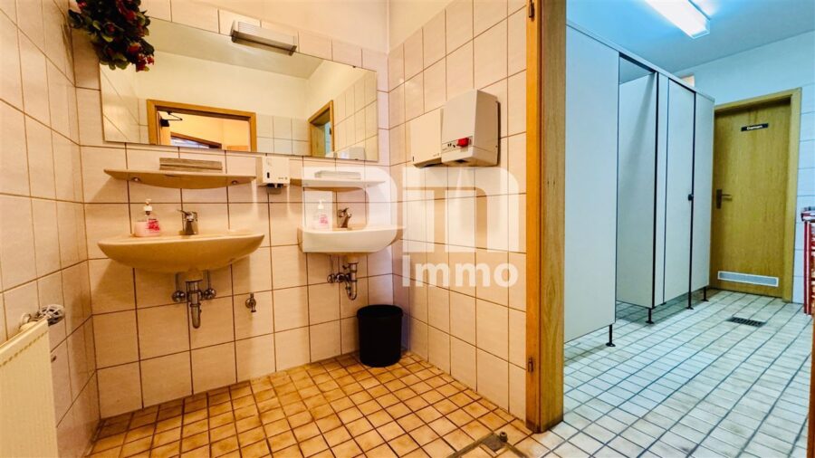 Opulente Gästehausanlage mit 13 Zimmern,2 Sälen,Gastronomiebetrieb + Betreiberwohnung - EG Gebäude 2 Sanitäranlagen